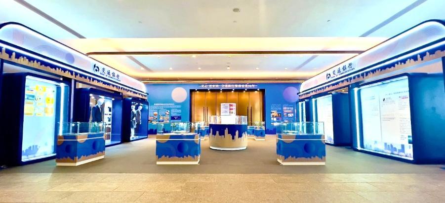 展覽全景：兩側圖文展示與中央展櫃共同構成參觀空間。