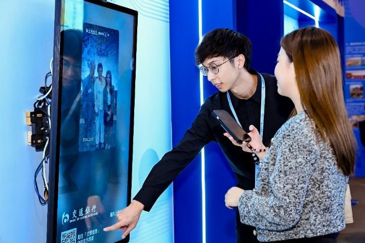 現場除圖文與展櫃外，亦設有屏幕內容。