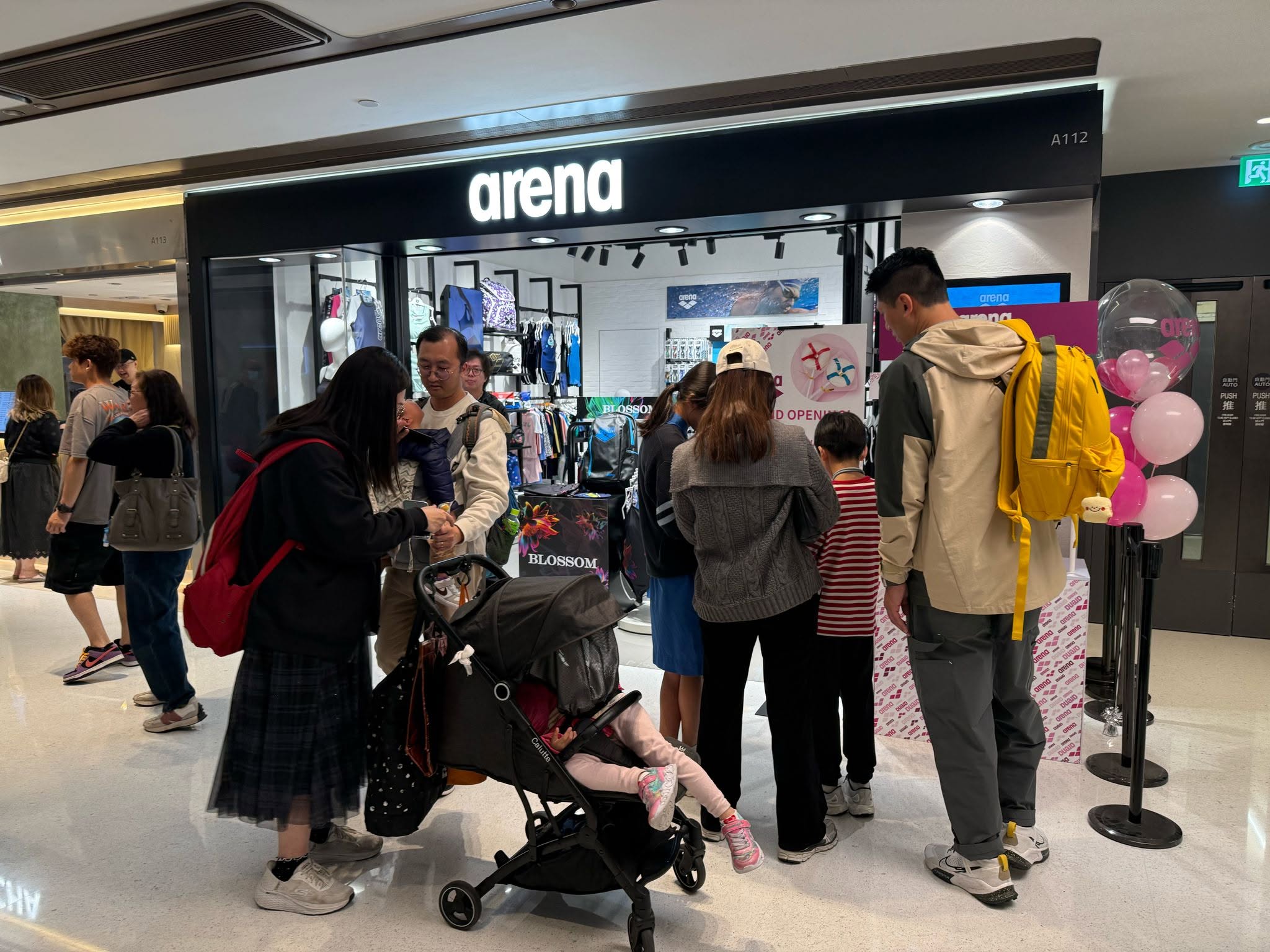 品牌店面、工作人員及到訪者共同構成開幕活動現場。