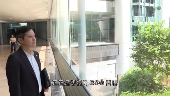訪問畫面連繫企業代表與具體的城市環境。